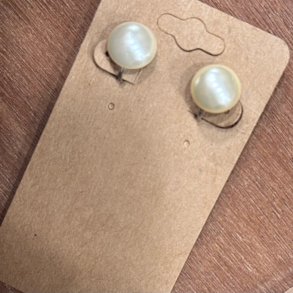 Sarah Coventry Signed Classic Off White Pearl Clip On Earrings